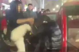 “16岁女孩当街殴打46岁三轮车女司机”，警方最新通报图片