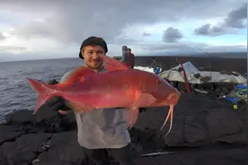 火山岛屿上钓鱼，钓到一条红色的神秘鱼，大家觉得应该放生吗图片