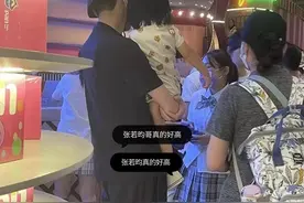 唐艺昕一家三口现身亲子中心，张若昀抱着女儿，小公主穿裙子超萌图片