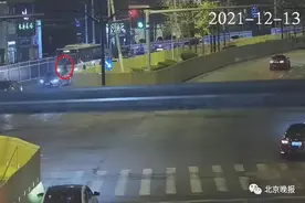 没赶上公交 女子挡车前玩20分钟手机 警方：拘图片