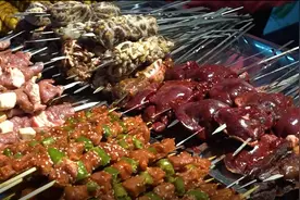 乌鲁木齐市城北新开夜市 除了逛吃还能免费观影看节目图片