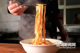 平陆油泼面：热油一泼 面香四溢图片