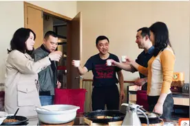 倒酒时，为什么有人“敲桌子”？行家：内含意思要搞懂，免得出丑图片