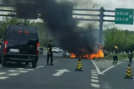 义乌发生电车起火事故，司机当场死亡，是人问题还是电车问题？图片