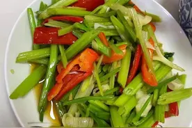 准弟媳头一次来家就掌厨做菜，菜上桌，亲家母：你真是聪明过头了图片