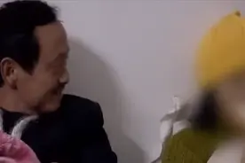 湖南一女大学生精神失常，找50岁流浪汉男友，当街生子，母亲崩溃图片