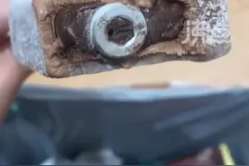 女子吃雪糕吃出长螺丝，当事人称厂家态度强硬推卸责任，厂家客服回应：在查来源，正常不会有这种情况图片