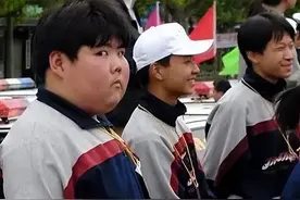 19年前，那个靠着一张照片走红网络的中学生小胖，如今怎么样了？图片