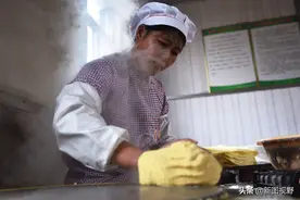 45岁农村大姐，不用进城打工，用祖传手艺做煎饼，一年进账50万图片