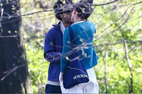 43岁前阿汤嫂又恋爱了！与小10岁男友公园激吻 网友：你可长点心吧图片