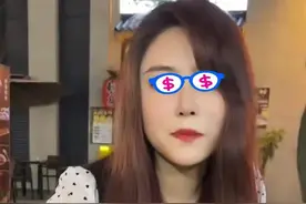 女子搭讪独自喝酒的陌生男子，担心其反悔，竟将两人的脚锁在一起图片