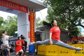 4年前，那个兴奋冲出考场跳"一字马"的湖南考生，后来考了多少分图片