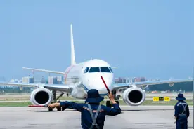 记者在现场|带你感受飞机“拜拜员”的日常图片