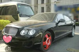 400万的宾利爆胎，备胎让人哭笑不得，网友：没满月就干活了？图片