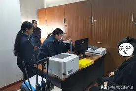 杭州一男子在地铁站内吸烟？结果惨了图片