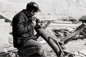 民间故事：木匠夜归，被一群小孩子围住，他偷偷地掏出了锛子图片