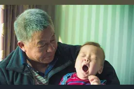 每日玩半天，爷爷带孙子玩出高专注力，上幼儿园后老师称赞图片