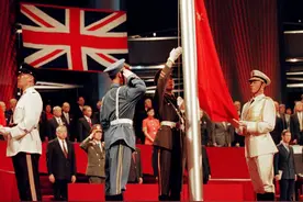 香港回归当晚，英国小动作不断，旗手朱涛：鼻子塞棉，血往肚里吞图片