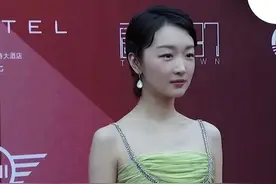 同样穿深V礼服，把周冬雨和刘亦菲等人放一块，谁更好看一目了然图片