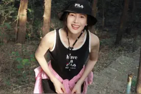 42岁高圆圆穿背心徒步登山，露一双白腿太惹眼，侧身曲线突出明显图片