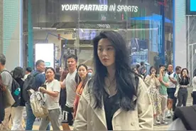 范冰冰在路边被围观，连素颜都那么精致，生图才感叹她是真美啊！图片