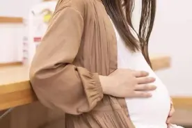 此地规定！未满14周岁怀孕，就诊时医院系统向公安强制报告 | 今日法治硬核图片