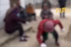 网红装扮成“老人”后空翻，吓到围观老人，网友：一点也不好笑，真的会把老人吓出病图片