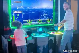 库里为大女儿庆生电玩城包场!陪二女儿钓鱼,和妻子PK投篮故意放水图片