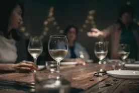 酒局有人用“左手敬酒”，这有什么含义？为避免得罪人，建议了解图片