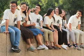 一群年轻男女住脏乱不堪的桥下，拒绝工作白天集体躺平，摆烂自己图片