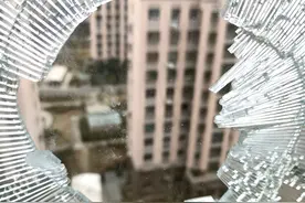 去年春节烟花将我家阳台玻璃炸了个窟窿图片