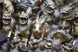 99版人民币大批量销毁，一张“8同5”价值一万元图片