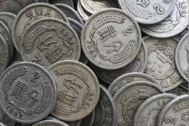 最珍贵的2分硬币，84年的卖了7020元，有白色线条图片