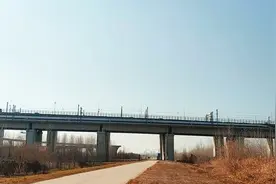 在武汉城区随拍沙漠风景，越野车飙技术的好地方，沙丘尽头是高楼图片