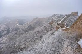 金山岭长城：春雪落长城，宛如一幅写意水墨画图片