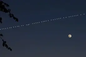 这又是啥？杭州市民夜空中拍下长串不明发光物图片