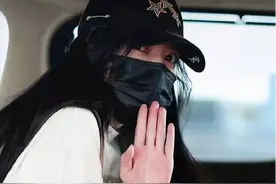 亲日辱华的赵薇现身机场，面部显老身材发福，身上淤青引网友议论图片