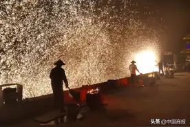 新春走基层丨代代传承的山西“打铁花”图片