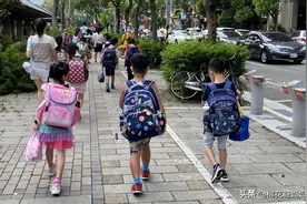 孩子推迟一年上学，吃亏还是占便宜？一年级妈妈用亲身经历告诉你图片