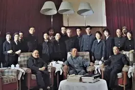 1966年，吴旭君憋着笑给毛主席讲了个笑话，却惹得毛主席眼圈发红图片