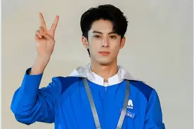 “王鹤棣假装为沈月提裙子”引起热议，有网友称他这是小学生动作图片