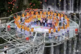 歌手张明敏现身古龙峡，携手百名游客同唱我的中国心图片