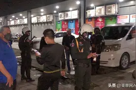 柬埔寨金边警匪枪战，嫌犯弃车逃跑图片