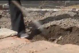 陕西农户建房，意外挖到神秘洞穴，半吨的钱币洒落一地图片