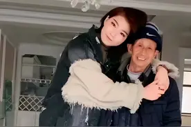 1997年河南老汉捡到弃婴，靠拾荒抚养成人，如今养女身价千万报恩图片