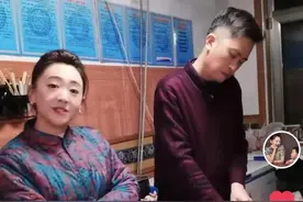 44岁月亮姐姐入乡随俗，穿花棉袄，跳广场舞，富商老公罕见露面图片