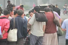 七旬老汉往楼上扛水泥，谁知“掉下的馅饼”，却满足了他的心思图片