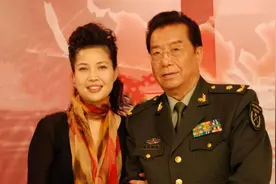 李双江长子李贺：和弟弟人生天差地别，晚年托起父亲和继母的生活图片