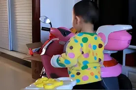 残忍！父亲出差回来，竟发现2岁儿子臀部插了2根钢针图片