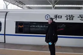 国外老丈人第一次坐高铁疯狂拍照合影，感叹中国速度：恭喜你们拥有这一切，这么好的高科技图片